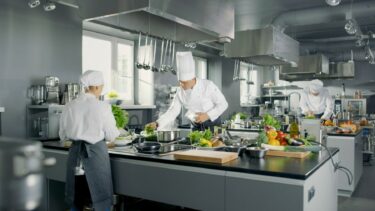 Big,And,Glamorous,Restaurant,Busy,Kitchen,,Chefs,And,Cooks,Working